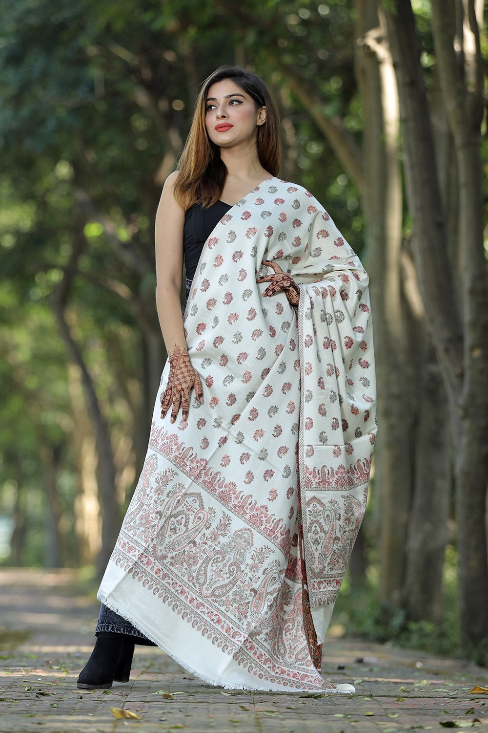 WHITE COLOUR KANI SHAWL WORK DEFINES ROYAL AND LUXURIOUS