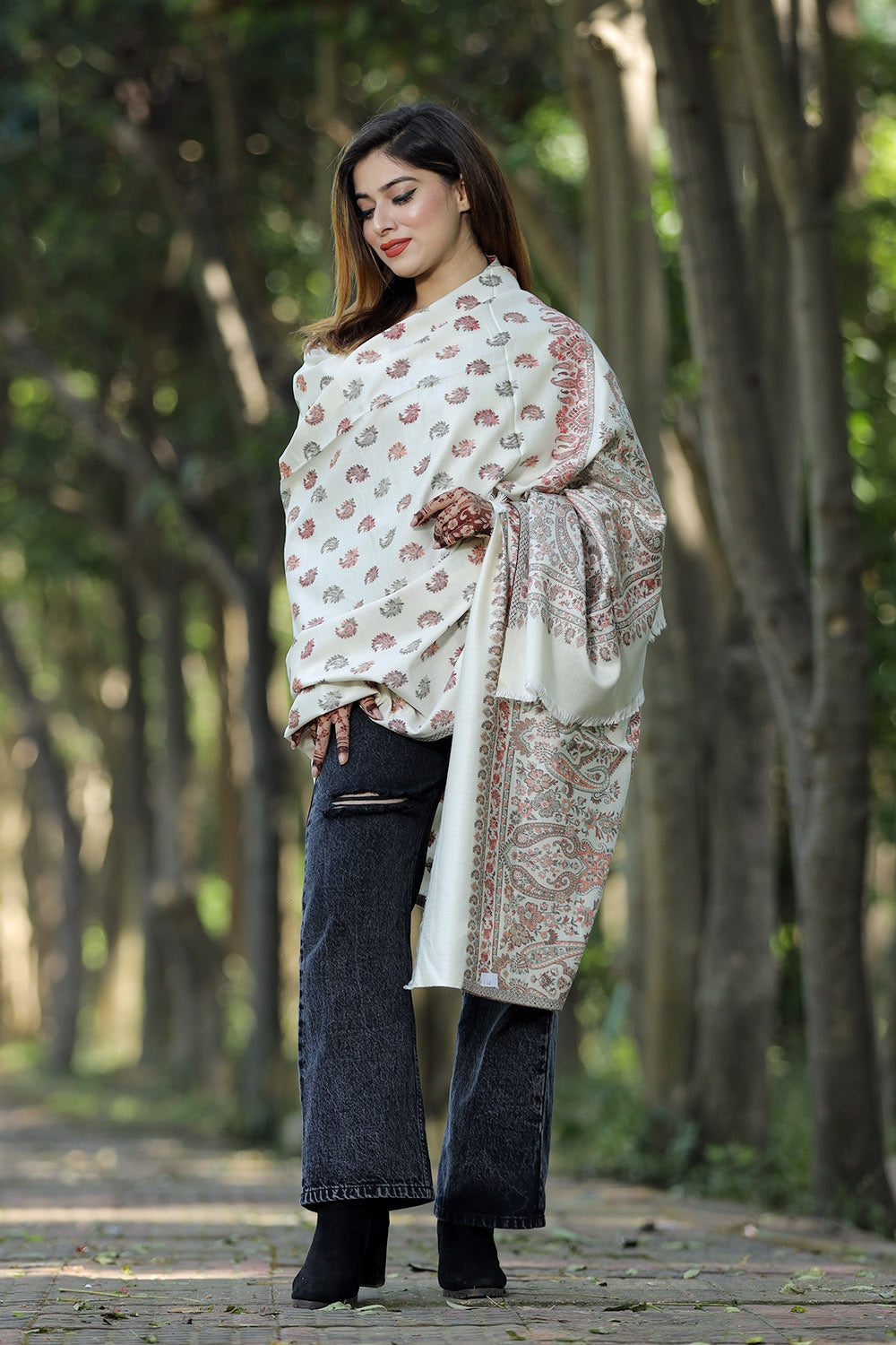 WHITE COLOUR KANI SHAWL WORK DEFINES ROYAL AND LUXURIOUS