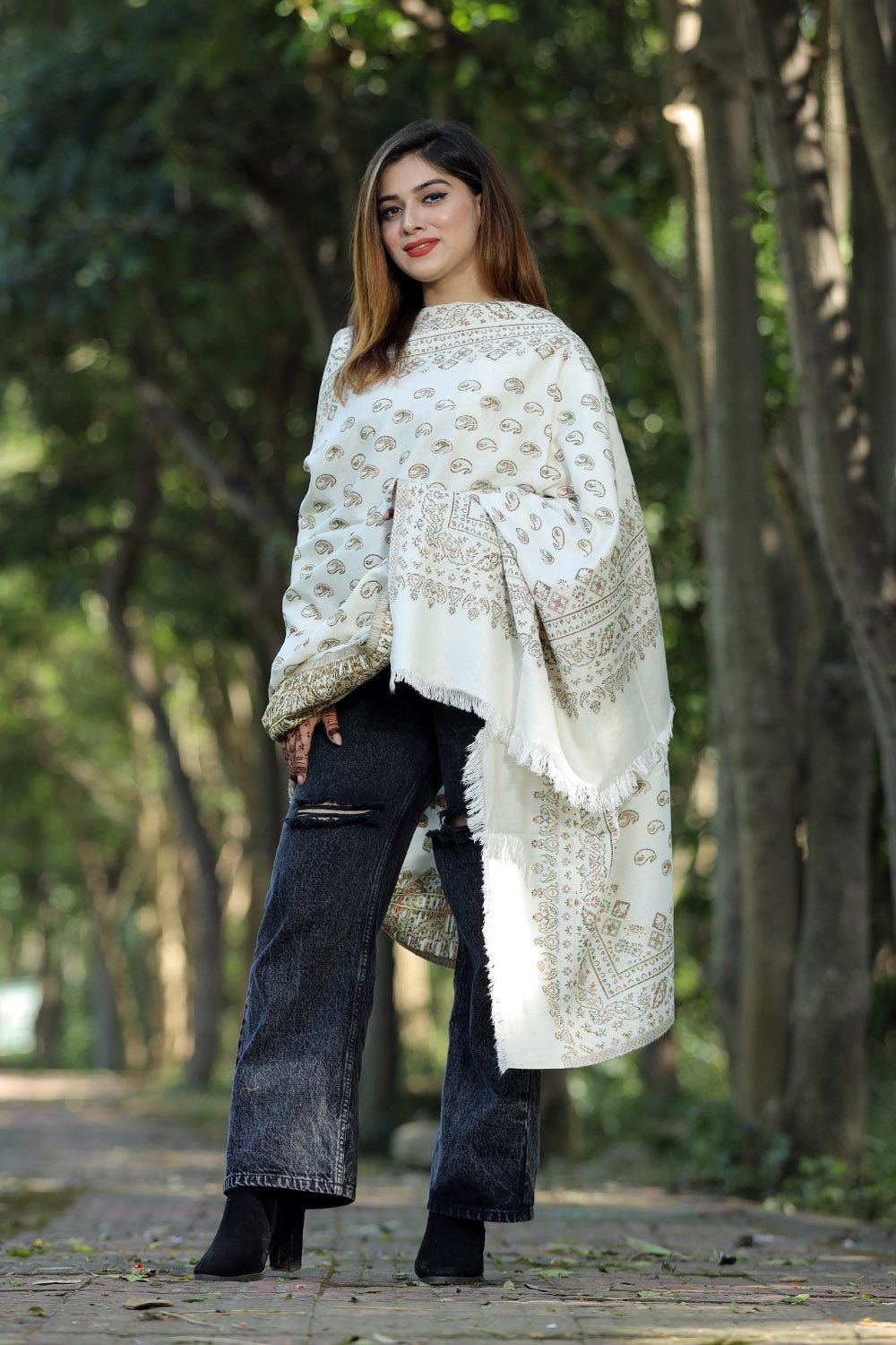 WHITE COLOUR SHAWL WITH ZARI & KANI WORK DEFINES ROYAL