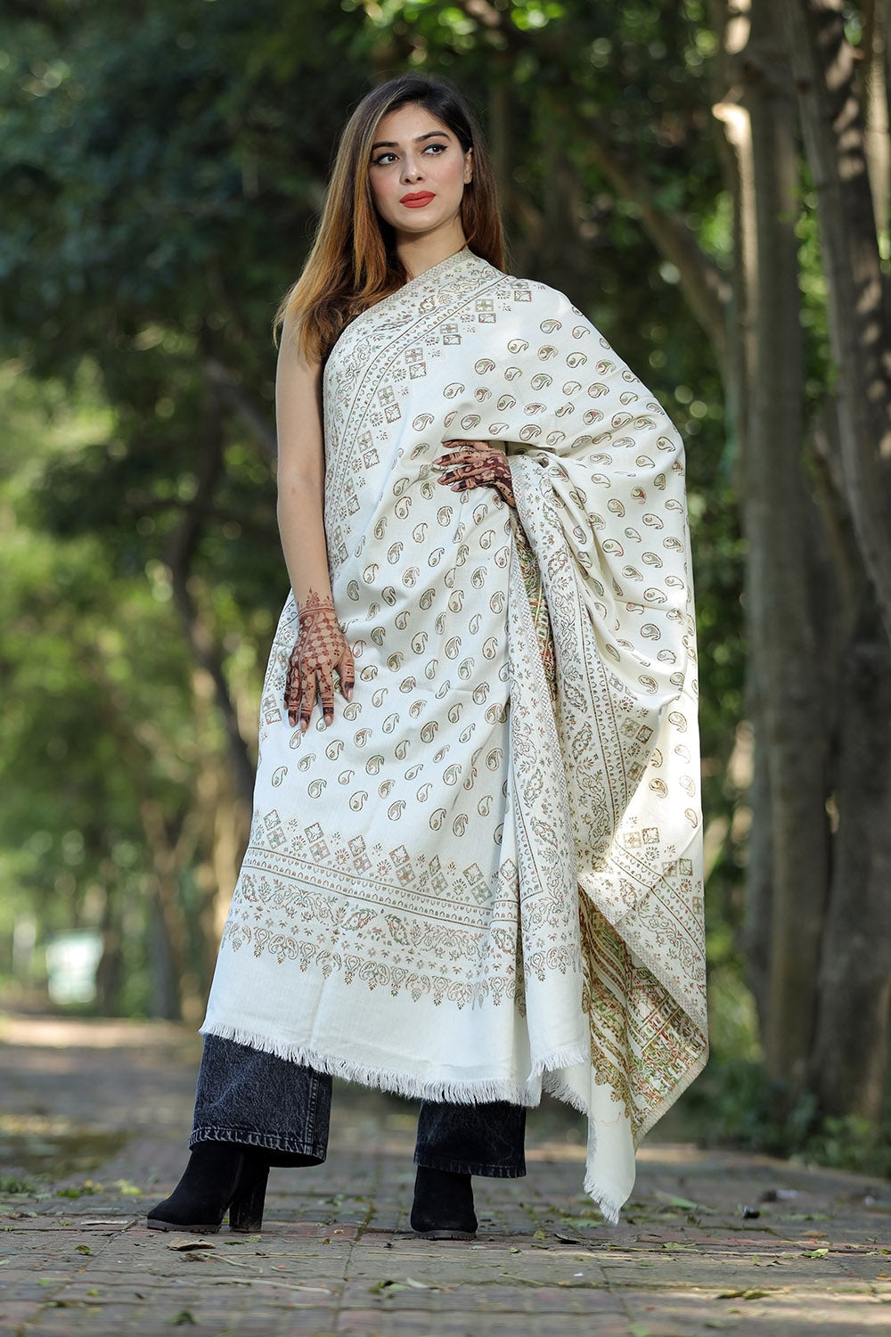 WHITE COLOUR SHAWL WITH ZARI & KANI WORK DEFINES ROYAL