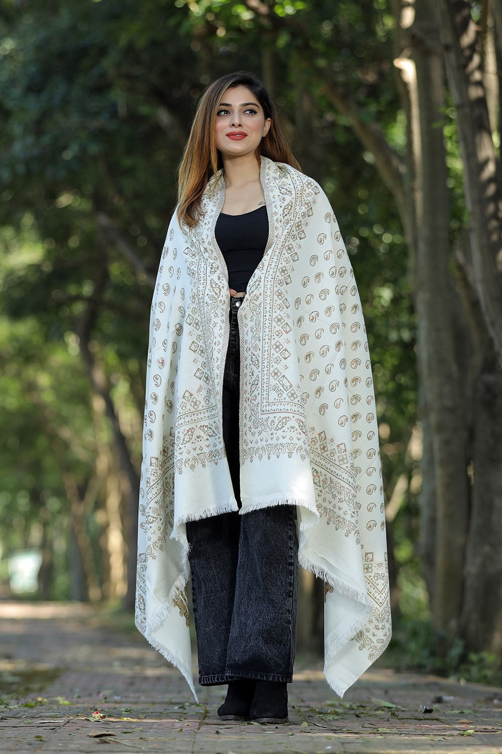 WHITE COLOUR SHAWL WITH ZARI & KANI WORK DEFINES ROYAL