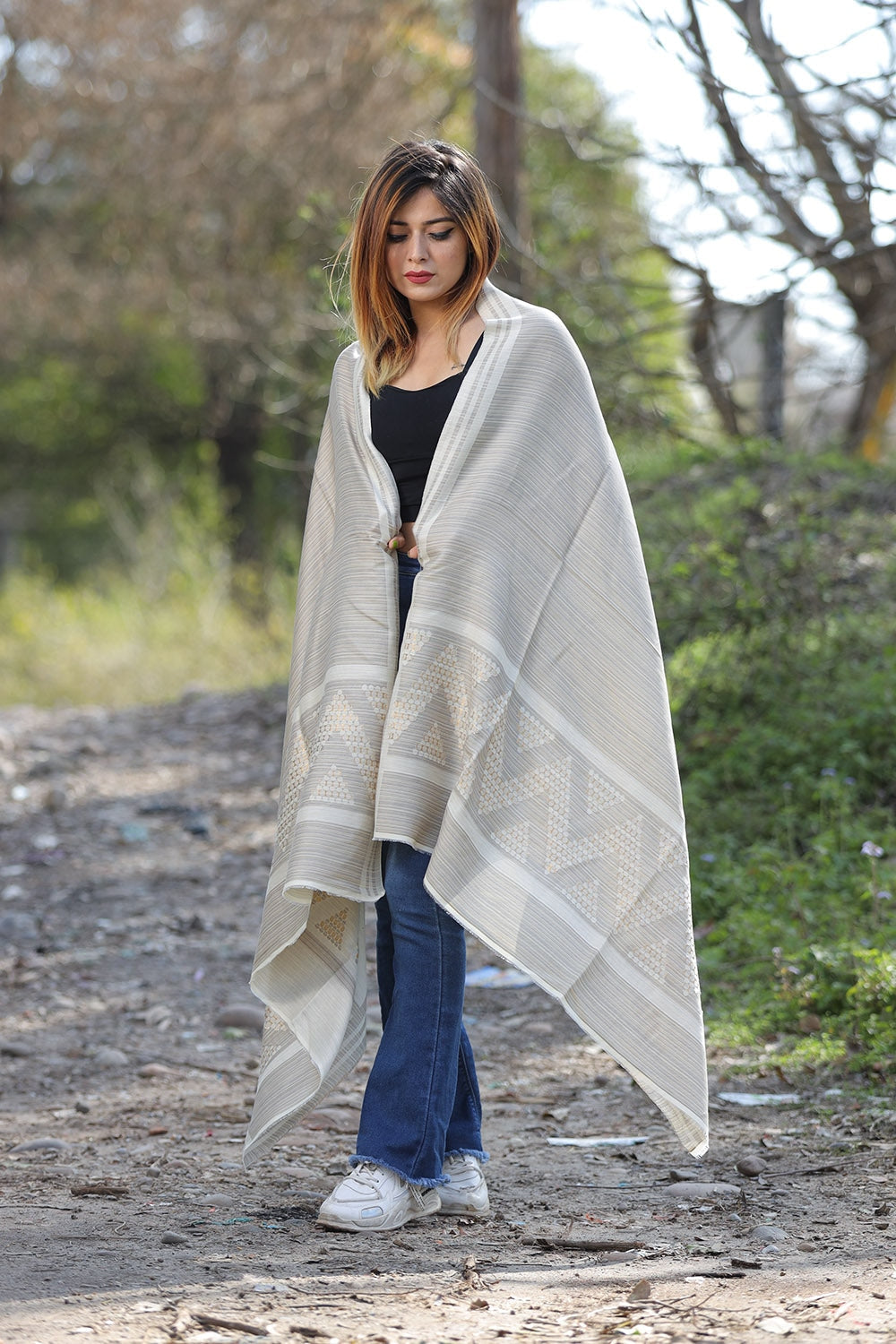 OFF WHITE COLOUR ZARI KASHMIRI SHAWL DEFINES ROYAL