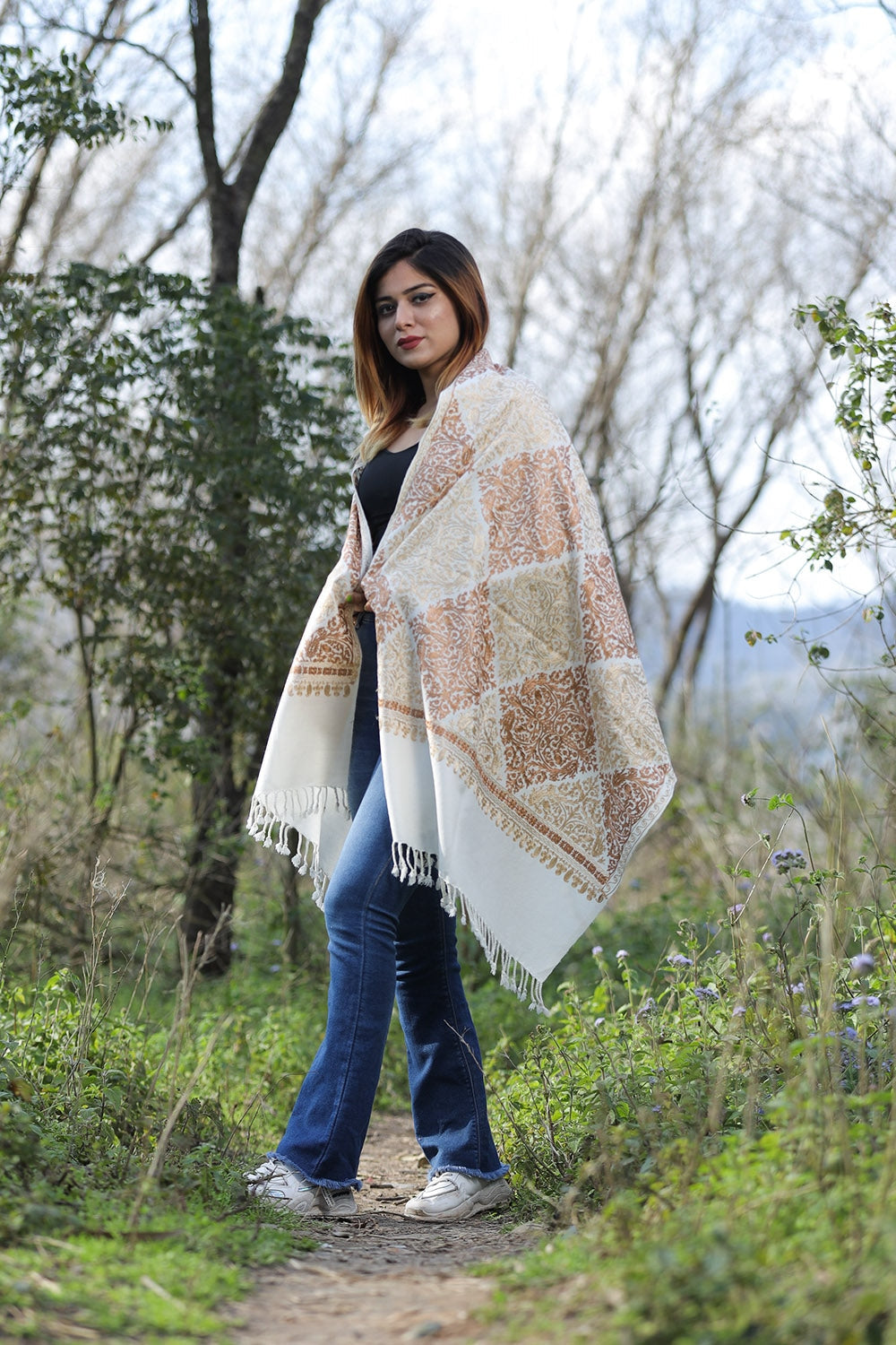 White Stole With Graceful Dense Jaal Pattern Of Kashmiri