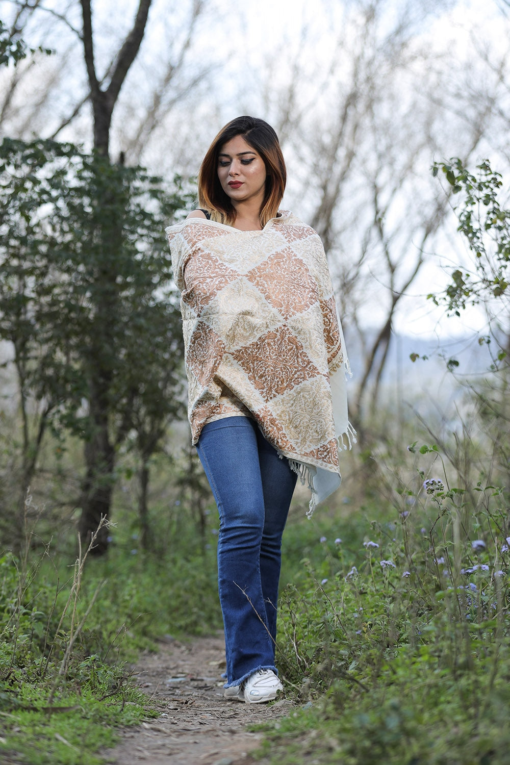 White Stole With Graceful Dense Jaal Pattern Of Kashmiri