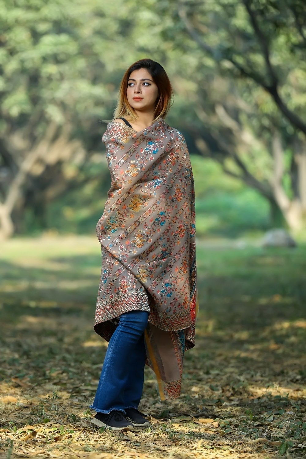 WONDERFUL PAISLEYS ON BEIGE COLOUR BASE SHAWL DEFINE