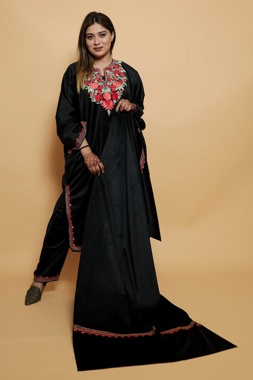 Black Color Kashmiri Pheran Set With Kashida Aari Work