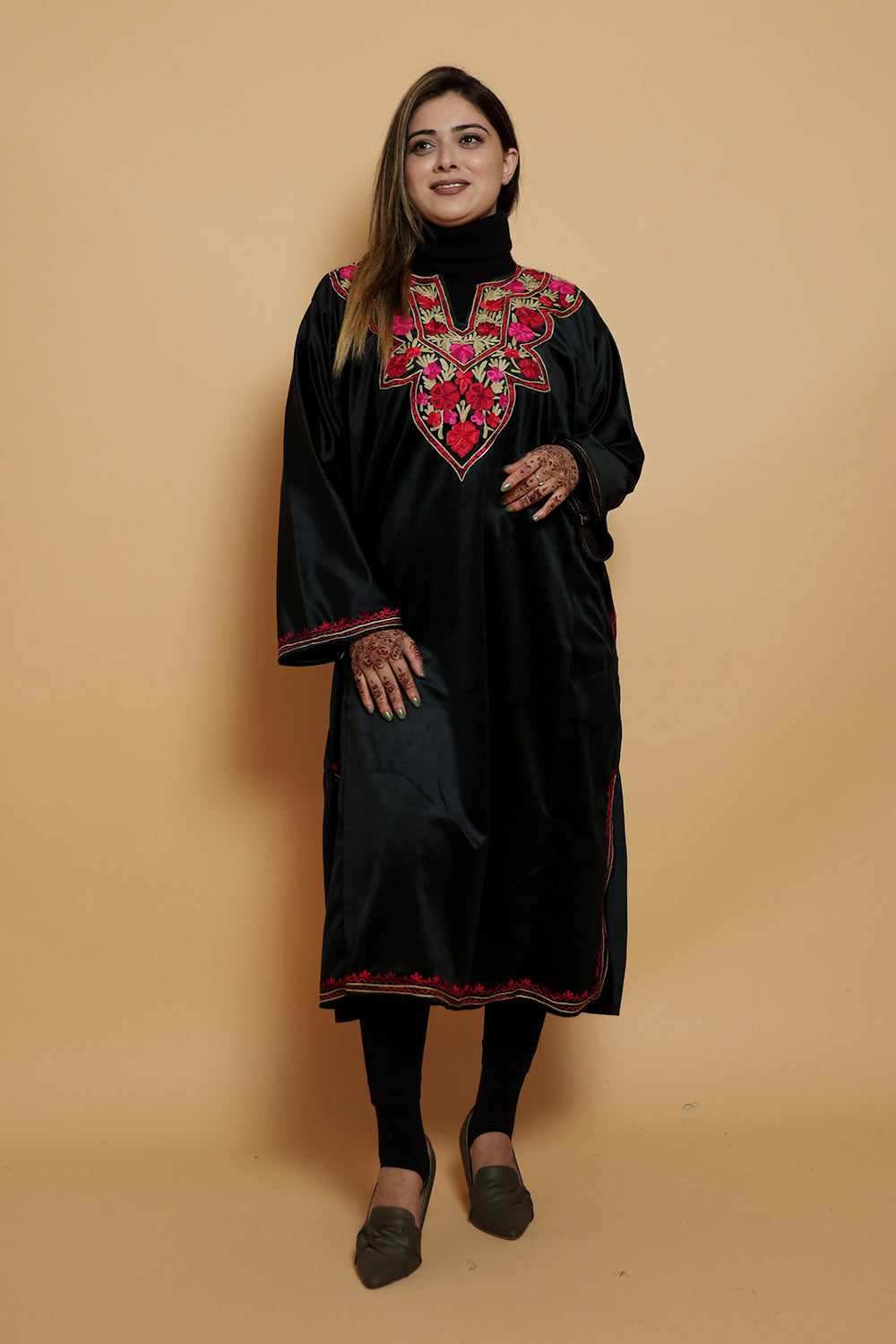 An ideal garb for frizzy seasons. Kashmiri pheran | Latest dress design,  Classy outfits for women, Stylish dress book