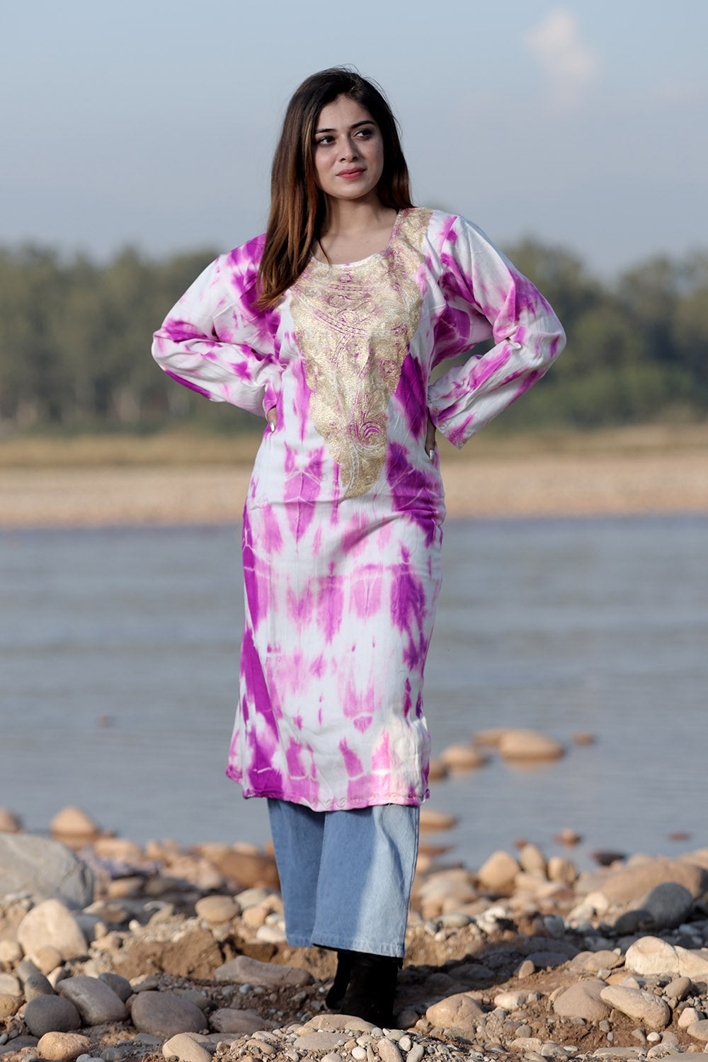 BEAUTIFUL PEARL WHITE/DARK PINK COLOUR TIE-DYE Aari Tilla