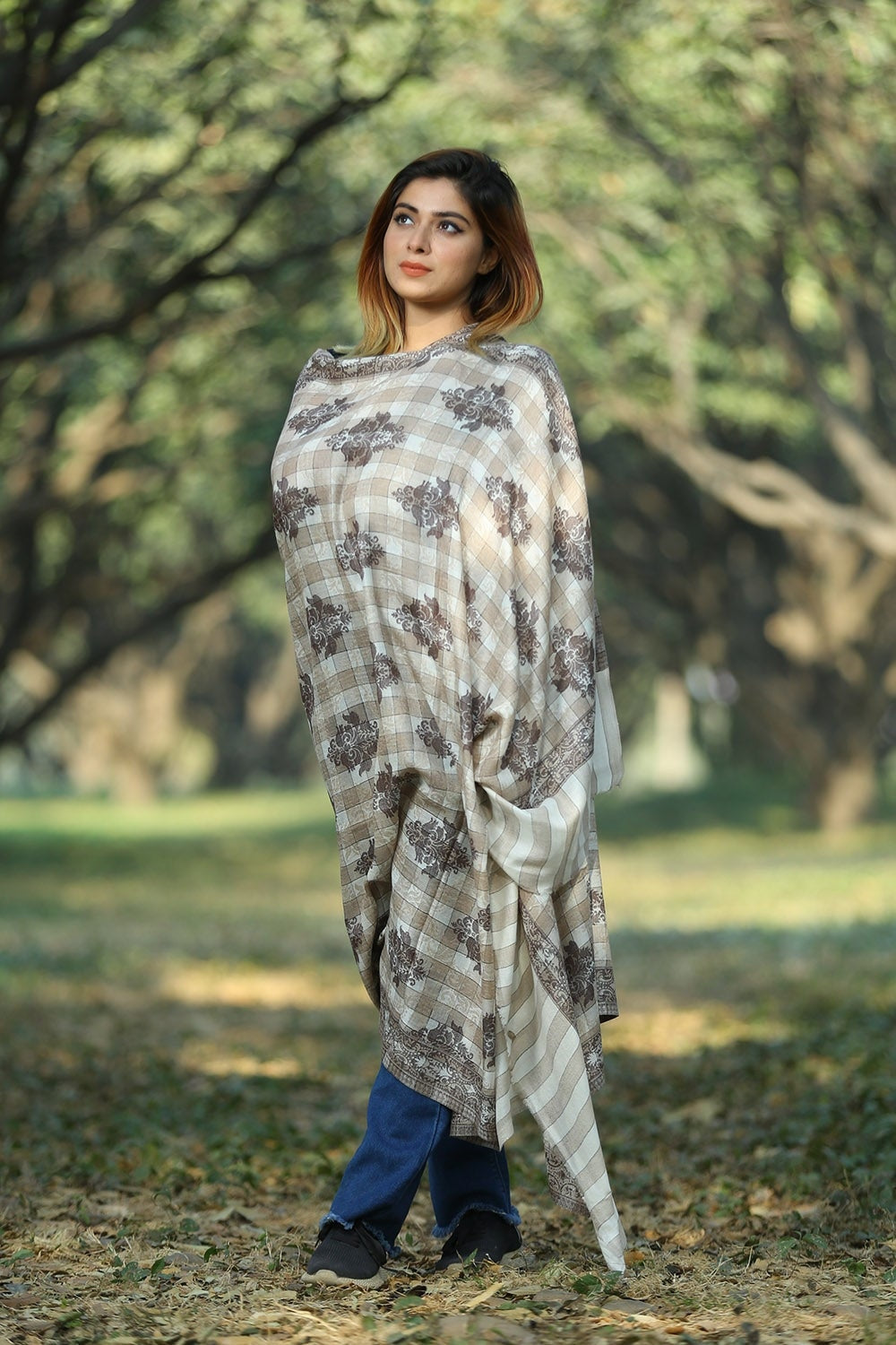 BEIGE COLOUR SHAWL DEFINES FEMINISM AND ADDS STEADY LOOK