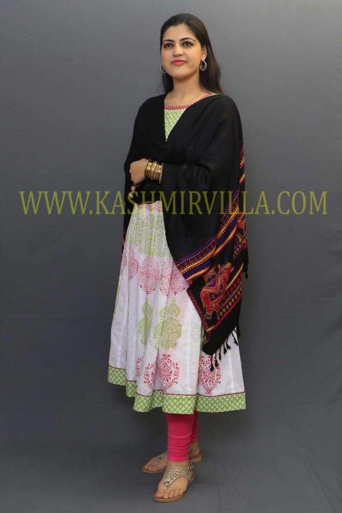 Black Color Wrap Enriched With Digital Printing On Border