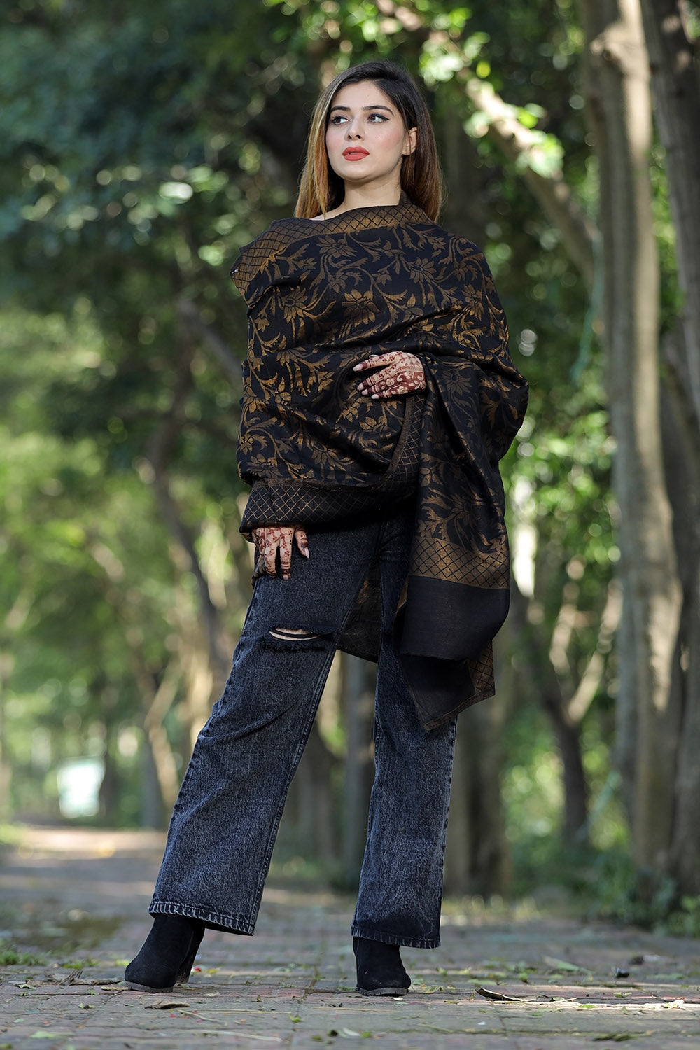 BLACK COLOUR SHAWL WITH ZARI & KANI WORK DEFINES ROYAL