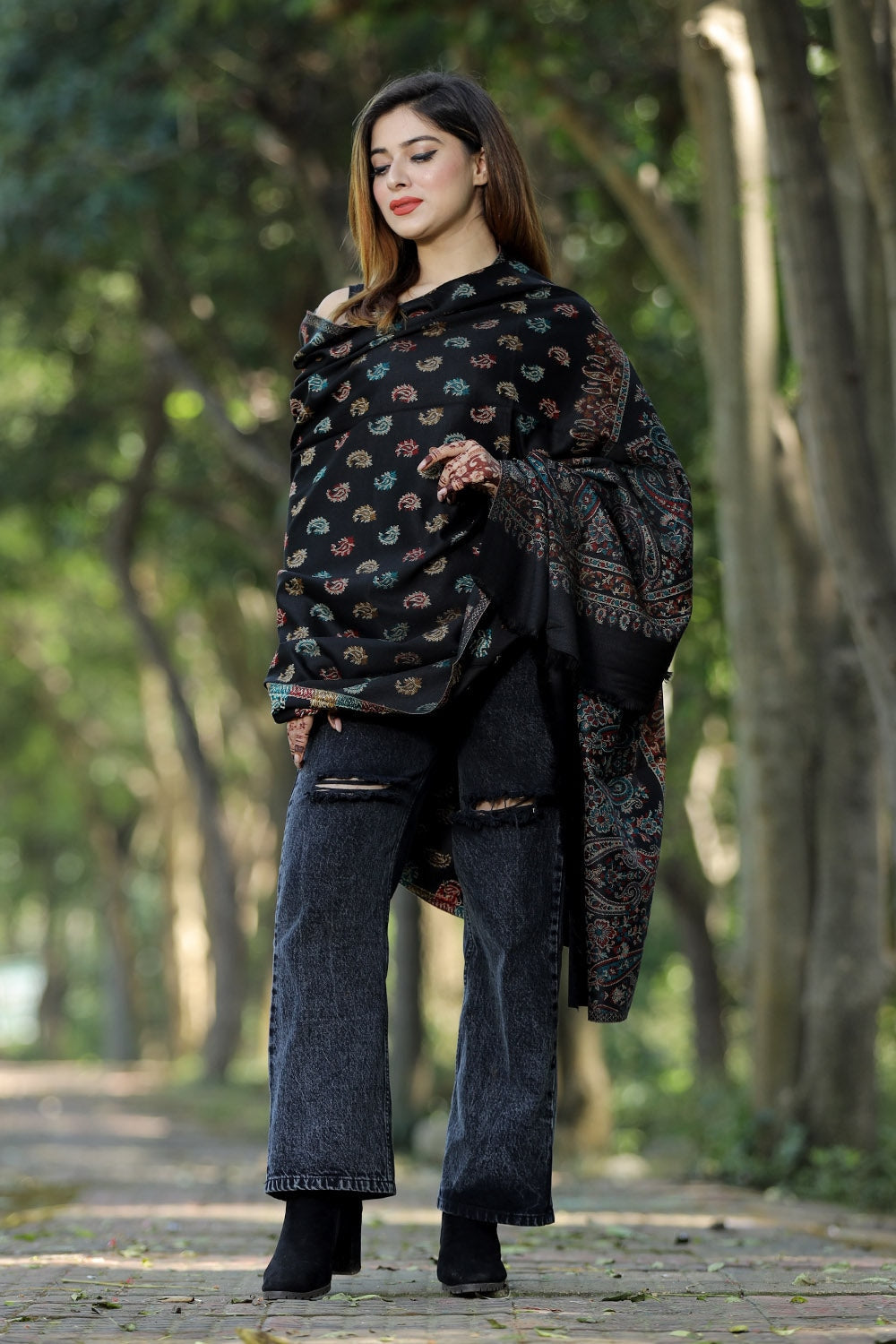 BLACK COLOUR SHAWL WITH ZARI & KANI WORK DEFINES ROYAL