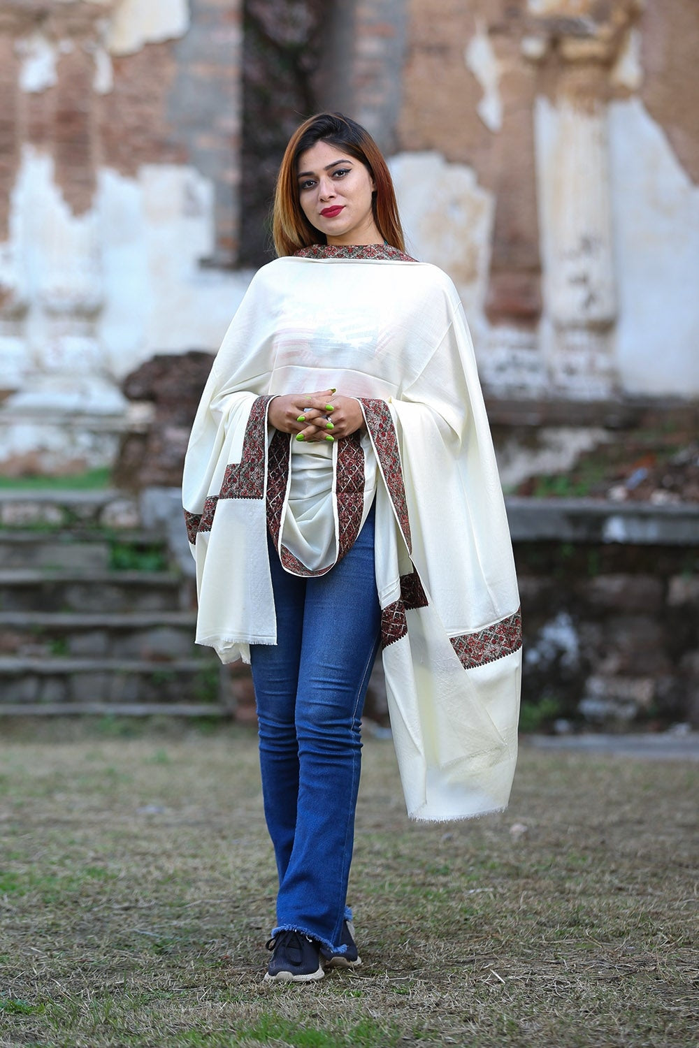 Charismatic Ivory White Colour Kashmiri Sozni Shawl