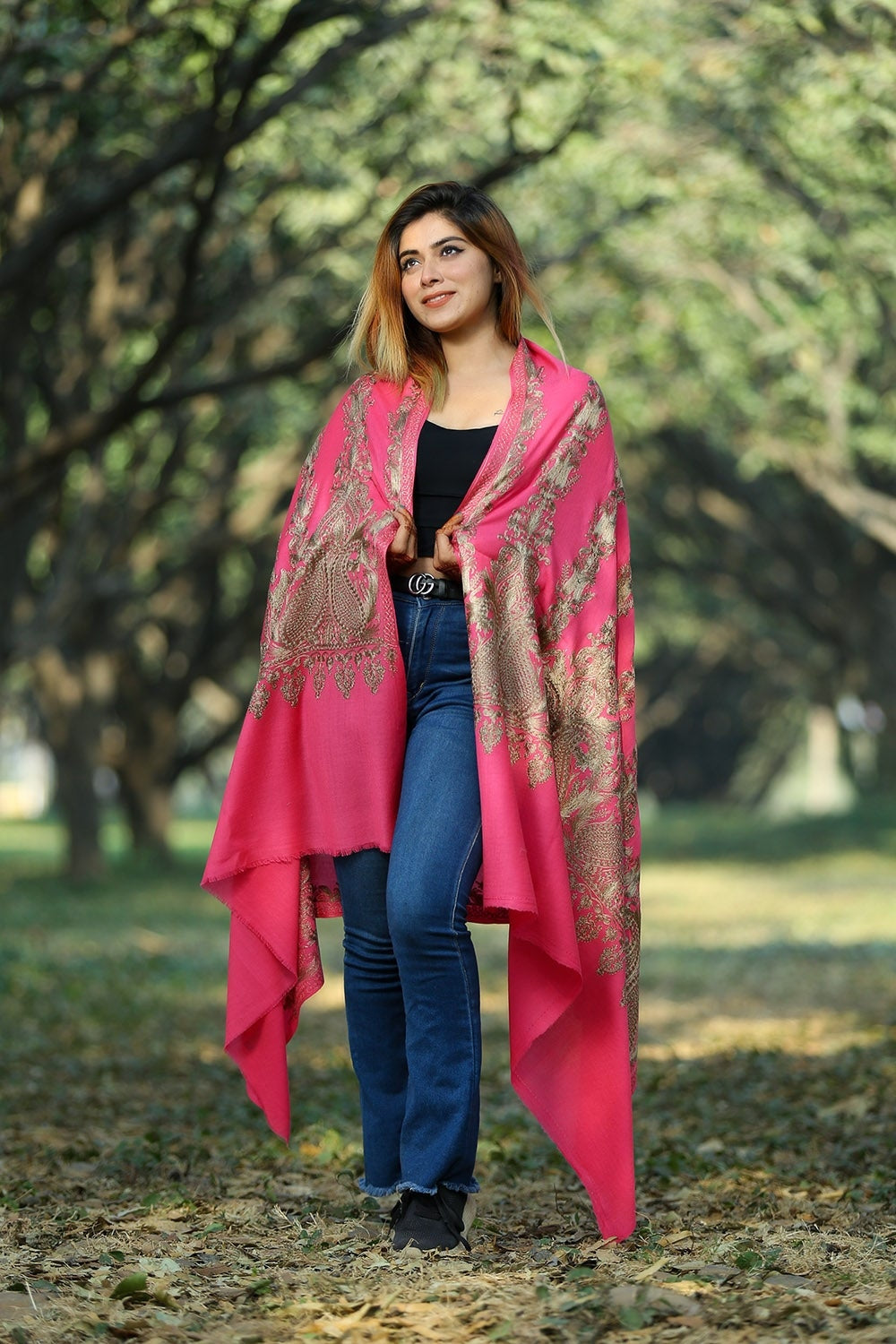 CHARMING SALMON PINK COLOUR SHAWL DEFINES FEMINISM AND ADDS
