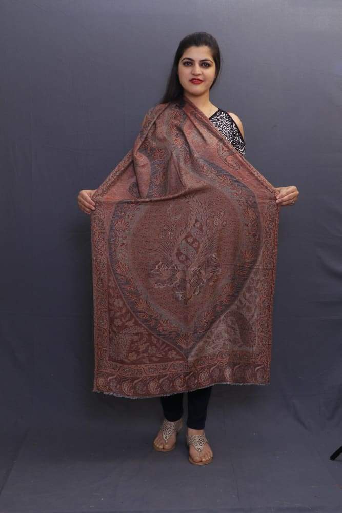 This Delicate Wrap Along With Amazing Pattern Looks Elegant
