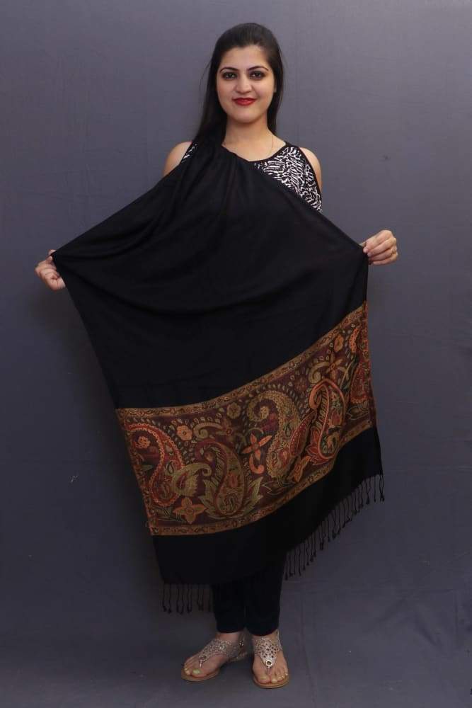 Delicate Wrap Along With Black Base And Highly Defined