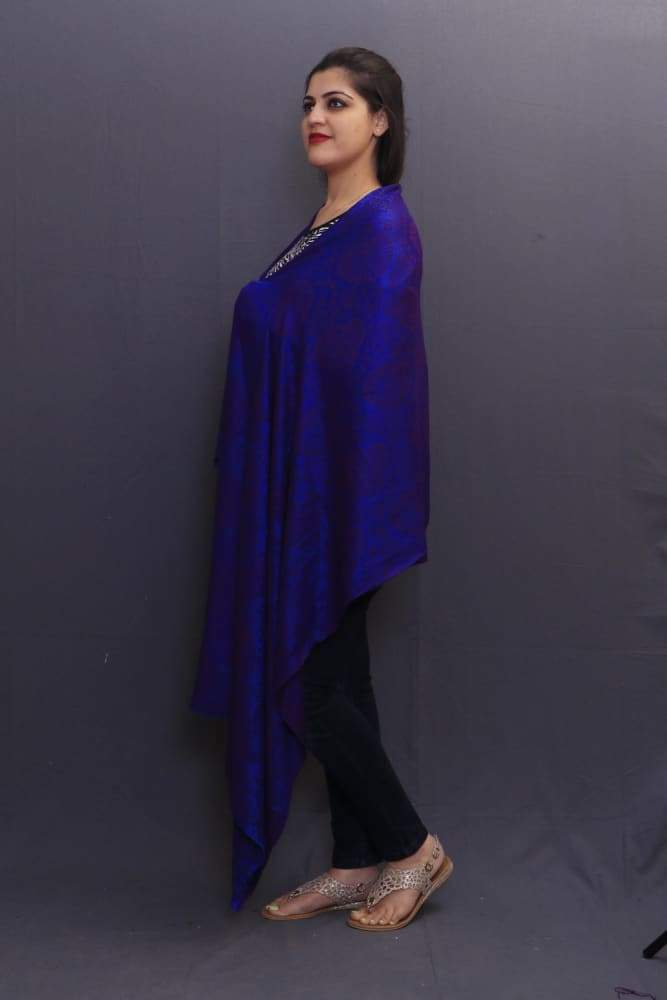Delicate Wrap Along With Royal Blue Base And Paisleys Looks