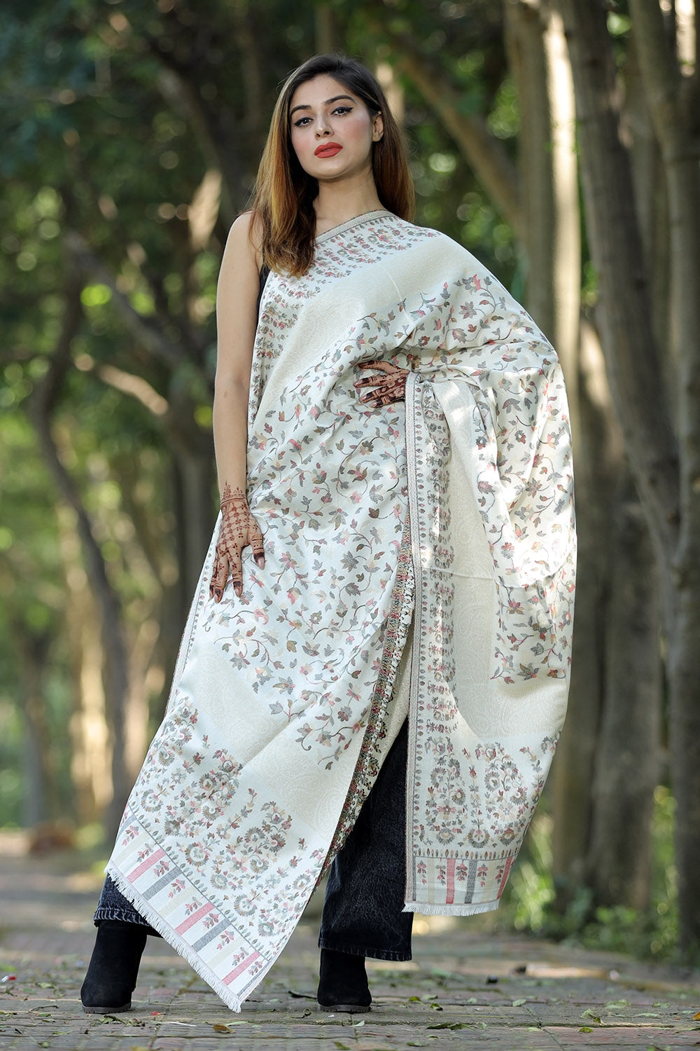 WHITE COLOUR KANI SHAWL WORK DEFINES ROYAL AND LUXURIOUS