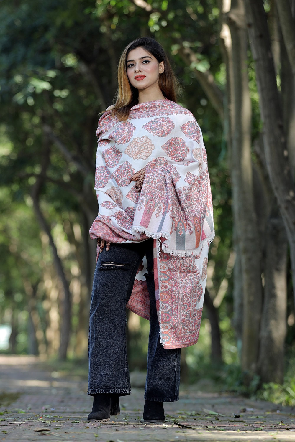 WHITE COLOUR SHAWL WITH ZARI & KANI WORK DEFINES ROYAL