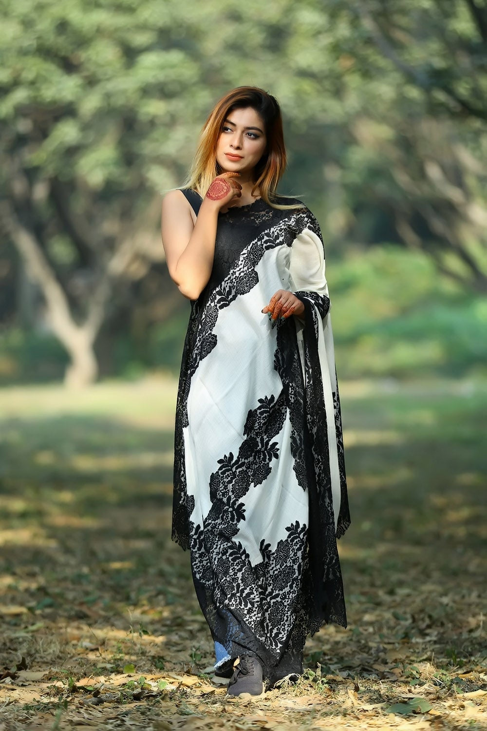 WHITE COLOUR STOLE WITH BLACK LACE WORK LOOKS GLAMOROUS