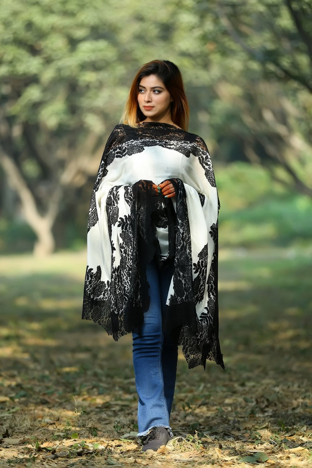 WHITE COLOUR STOLE WITH BLACK LACE WORK LOOKS GLAMOROUS