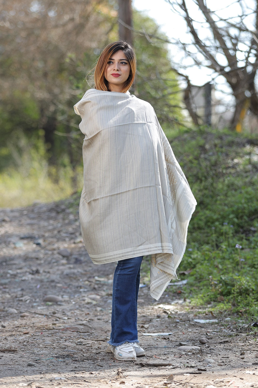 OFF WHITE COLOUR ZARI KASHMIRI SHAWL DEFINES ROYAL