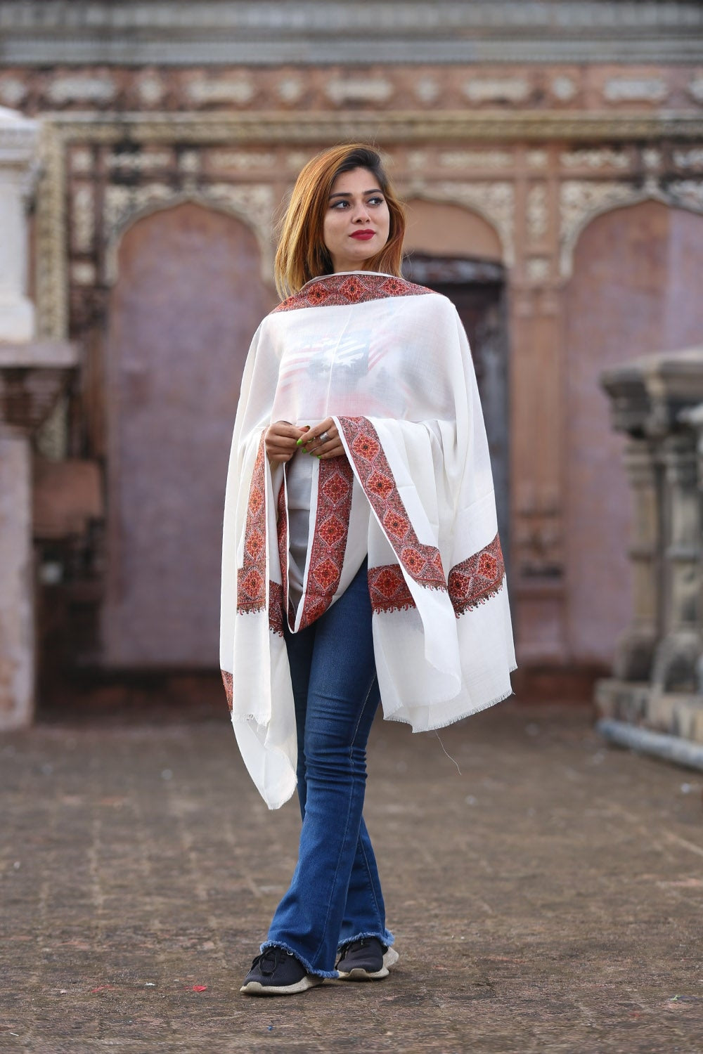 Wonderful White Colour Kashmiri Sozni Shawl Embellished